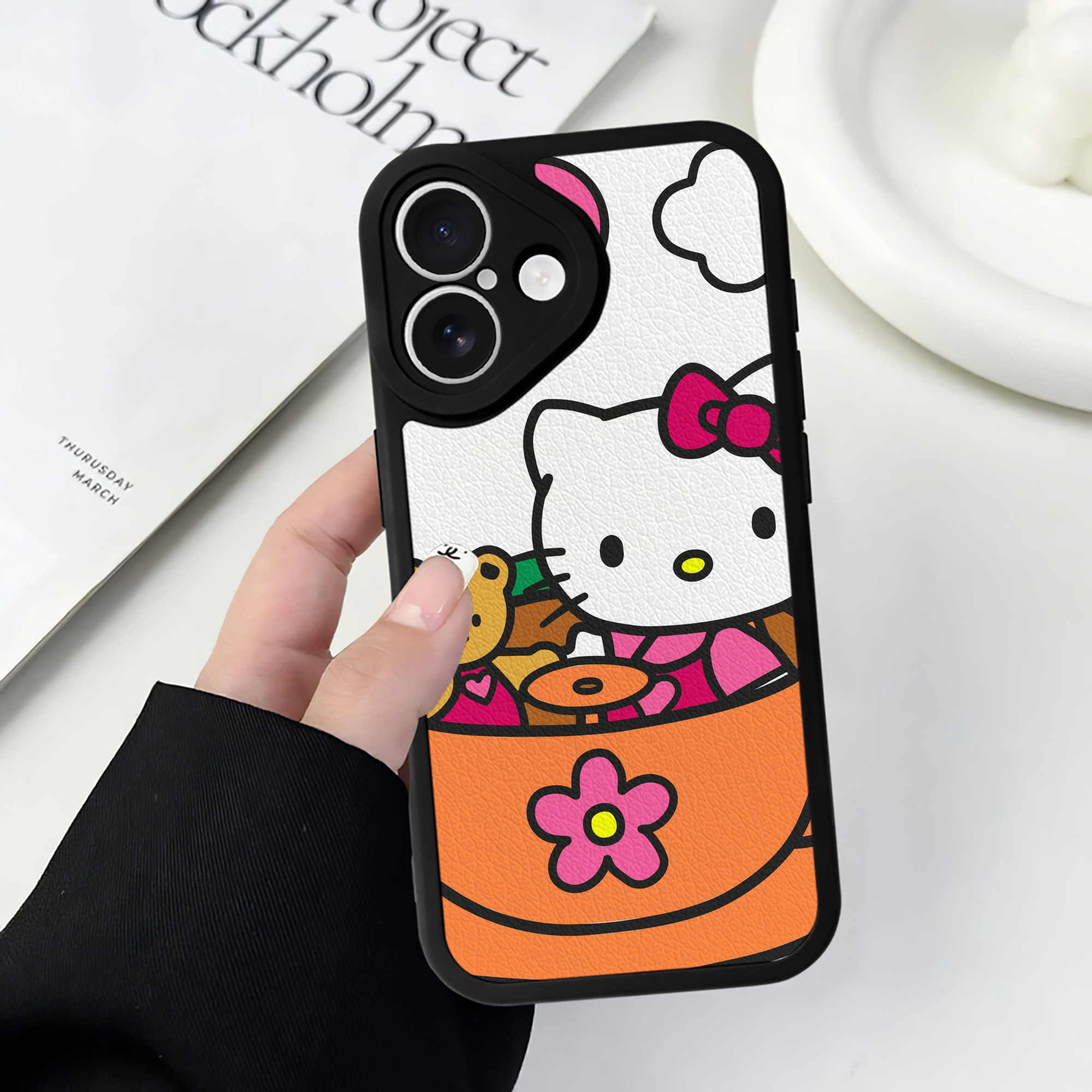 （画像用） Hello Kitty ハローキティ 【iPhone 16シリーズ対応】シリコンスマホケース（レザー調） 材質：シリコン